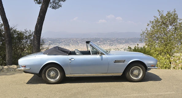 location-ASTON MARTIN-Nice-roadstr