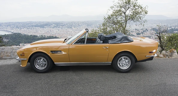 location-ASTON MARTIN-Nice-roadstr