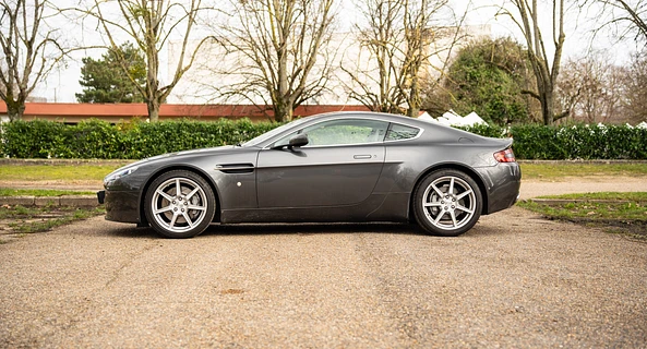 location-ASTON MARTIN-Courbevoie-roadstr