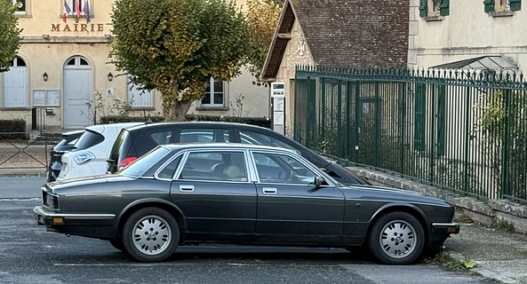 location-JAGUAR-Paris-roadstr