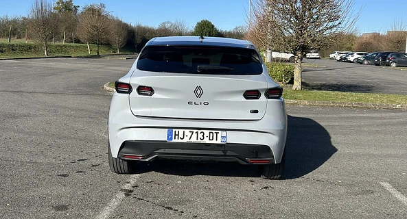 location-RENAULT-Senlis-roadstr
