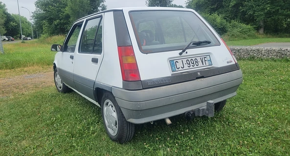 location-RENAULT-Ibos-roadstr