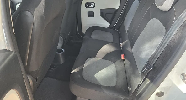 location-RENAULT-Carqueiranne-roadstr
