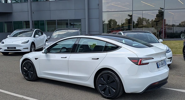 location-TESLA-Levallois-Perret-roadstr