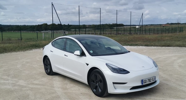 location-TESLA-Quinçay-roadstr