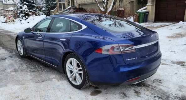 location-TESLA-Paris-roadstr