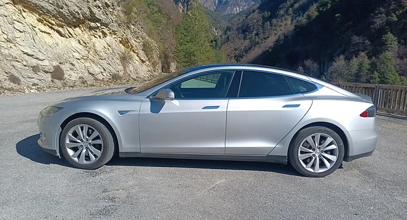location-TESLA-Nice-roadstr
