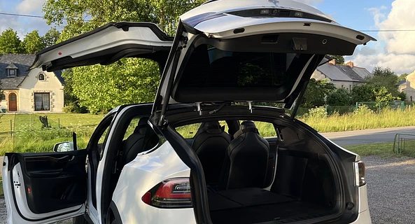 location-TESLA-Quédillac-roadstr