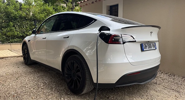 location-TESLA-Paradou-roadstr