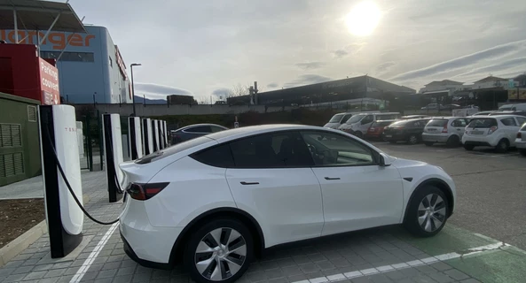 location-TESLA-Paris-roadstr