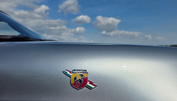 location-ABARTH-Porte des Pierres Dorées-roadstr