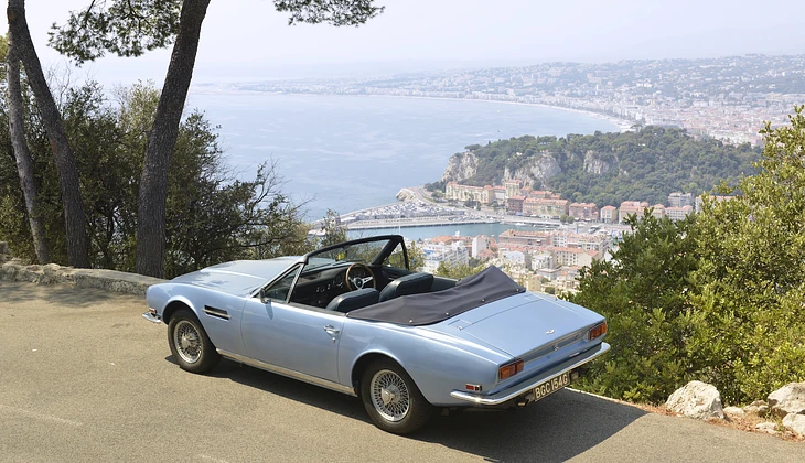 location-ASTON MARTIN-Nice-roadstr