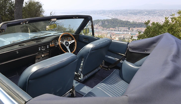 location-ASTON MARTIN-Nice-roadstr