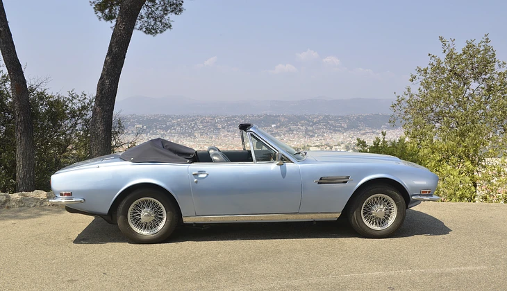 location-ASTON MARTIN-Nice-roadstr