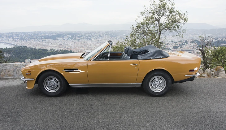 location-ASTON MARTIN-Nice-roadstr