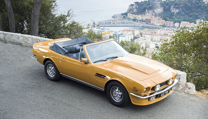 location-ASTON MARTIN-Nice-roadstr