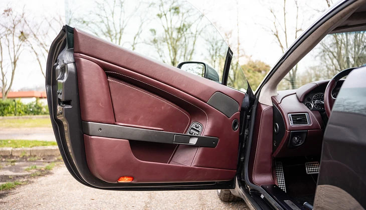 location-ASTON MARTIN-Courbevoie-roadstr