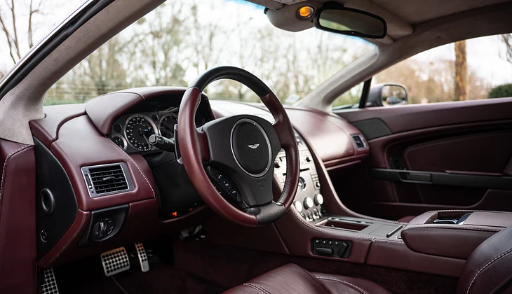 location-ASTON MARTIN-Courbevoie-roadstr