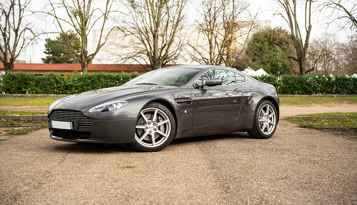 location-ASTON MARTIN-Courbevoie-roadstr