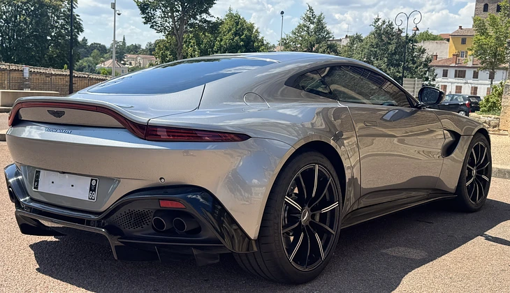 location-ASTON MARTIN-Lyon-roadstr