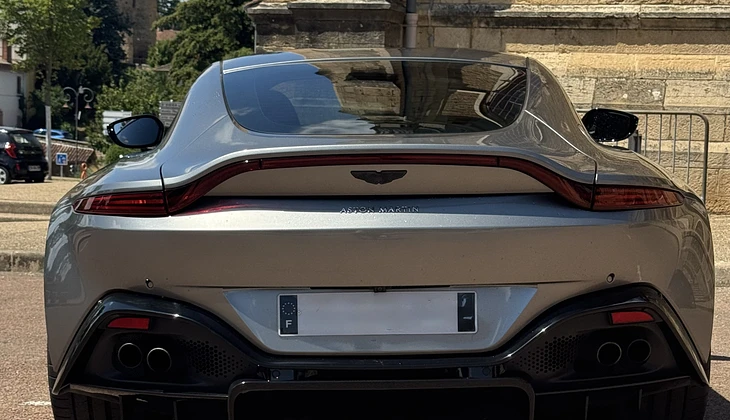 location-ASTON MARTIN-Lyon-roadstr