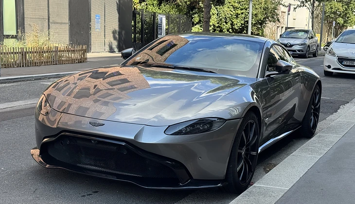 location-ASTON MARTIN-Lyon-roadstr