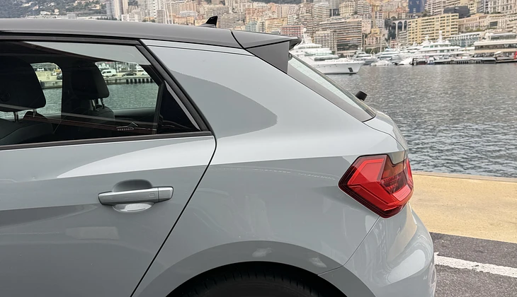 location-AUDI-Menton-roadstr