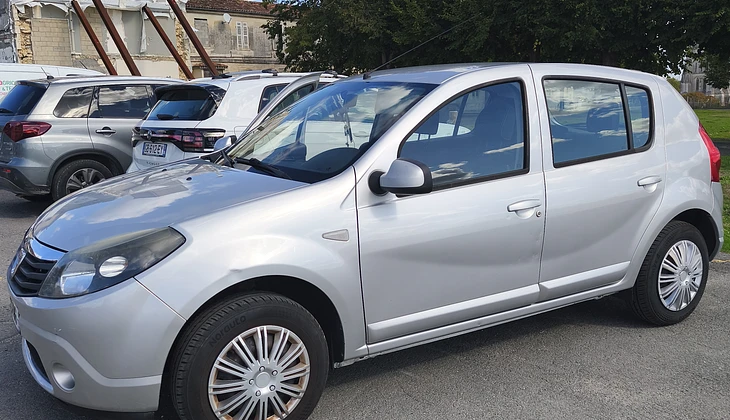 location-DACIA-Saintes-roadstr
