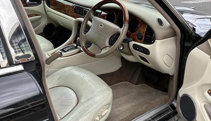 location-JAGUAR-Les Pavillons-sous-Bois-roadstr