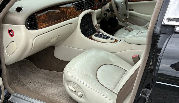 location-JAGUAR-Les Pavillons-sous-Bois-roadstr