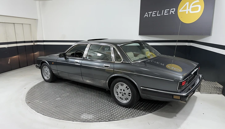 location-JAGUAR-Paris-roadstr