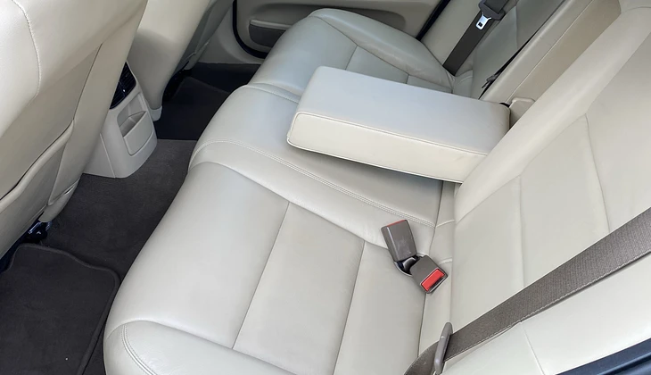 location-JAGUAR-La Celle-Saint-Cloud-roadstr