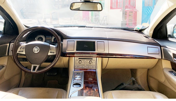 location-JAGUAR-Paris-roadstr