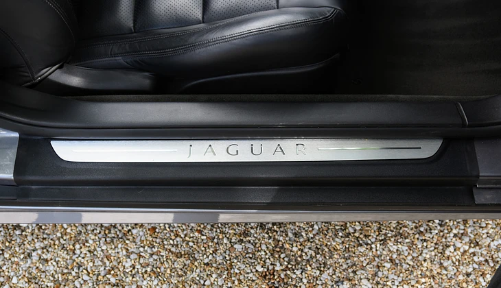 location-JAGUAR-Les Loges-en-Josas-roadstr
