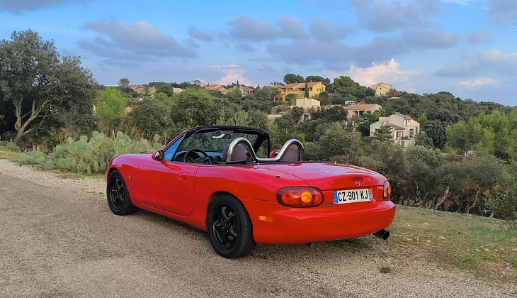 location-MAZDA-Bezouce-roadstr