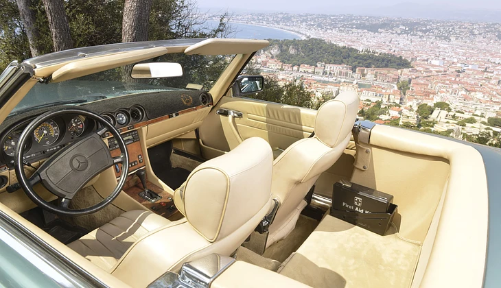 location-MERCEDES-BENZ-Nice-roadstr