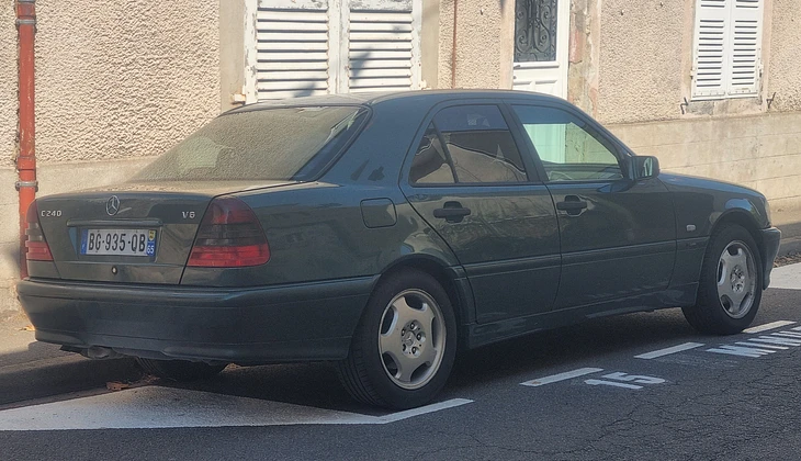 location-MERCEDES-BENZ-Ibos-roadstr