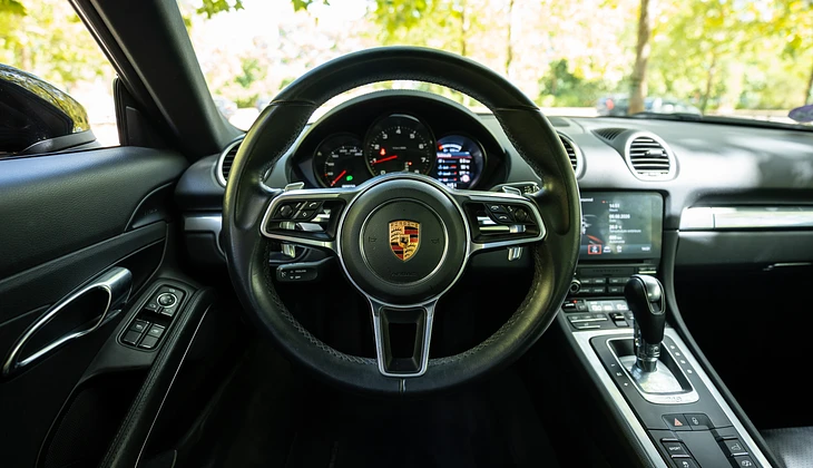 location-PORSCHE-Courbevoie-roadstr