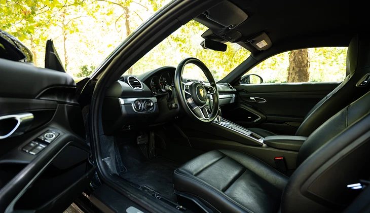 location-PORSCHE-Courbevoie-roadstr