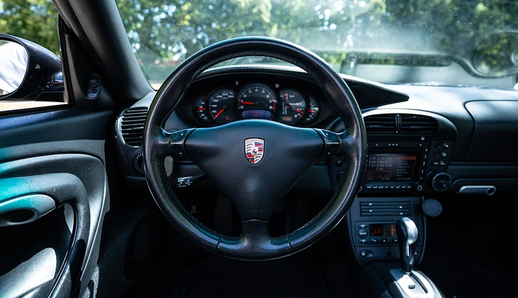 location-PORSCHE-Courbevoie-roadstr