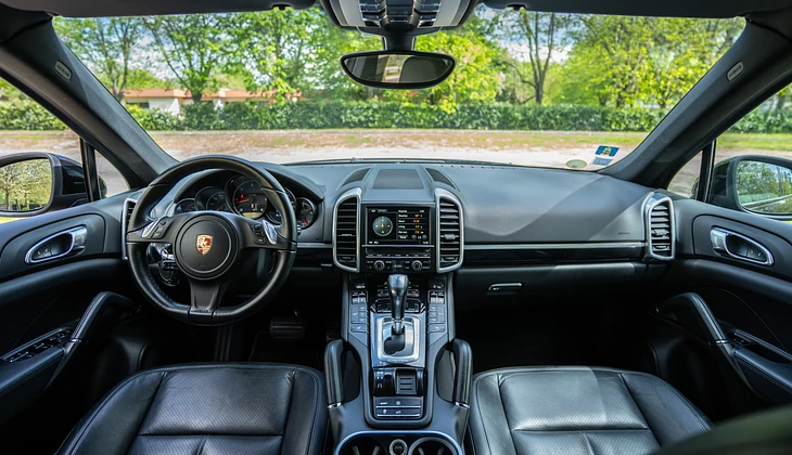 location-PORSCHE-Courbevoie-roadstr