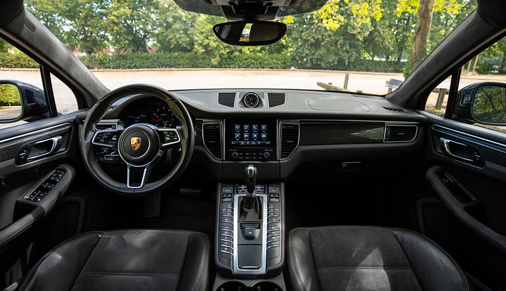 location-PORSCHE-Courbevoie-roadstr