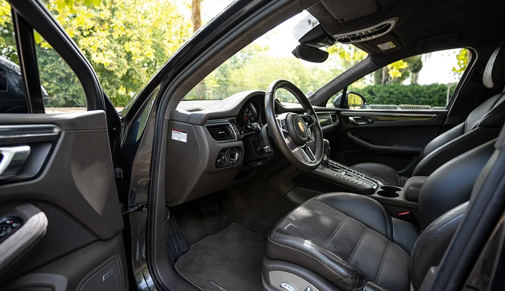 location-PORSCHE-Courbevoie-roadstr