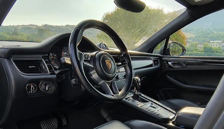 location-PORSCHE-Seyssel-roadstr
