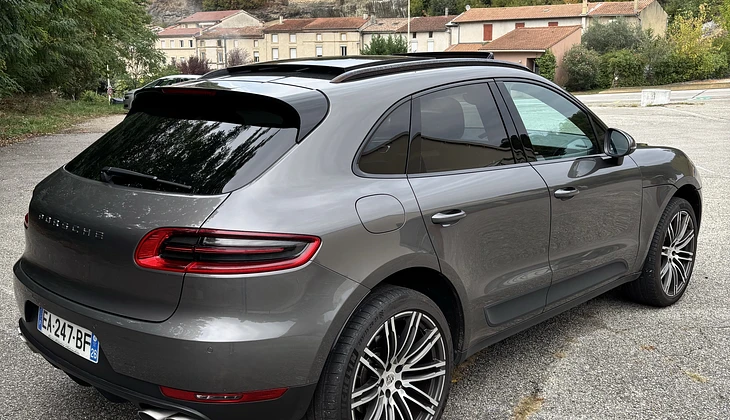 location-PORSCHE-Châteauneuf-sur-Isère-roadstr