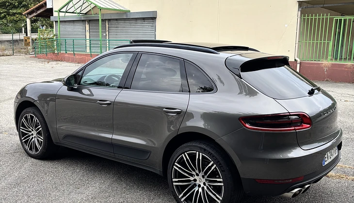 location-PORSCHE-Châteauneuf-sur-Isère-roadstr