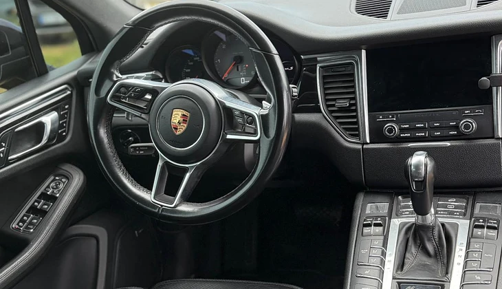location-PORSCHE-Zonza-roadstr