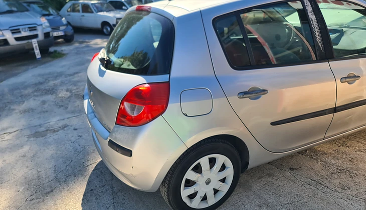 location-RENAULT-Hyères-roadstr
