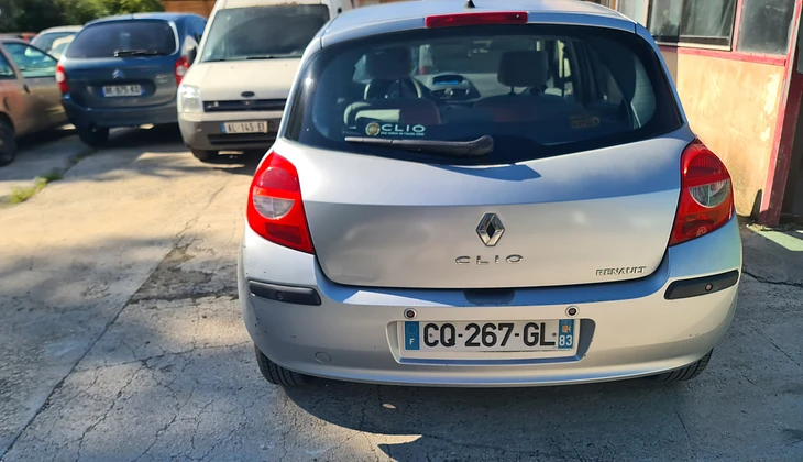 location-RENAULT-Hyères-roadstr