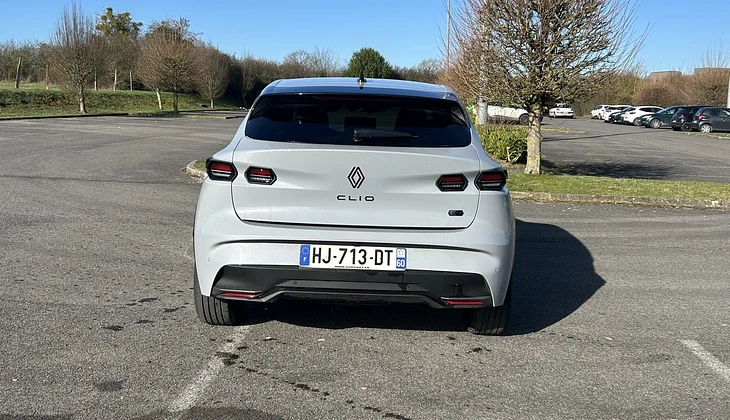 location-RENAULT-Senlis-roadstr
